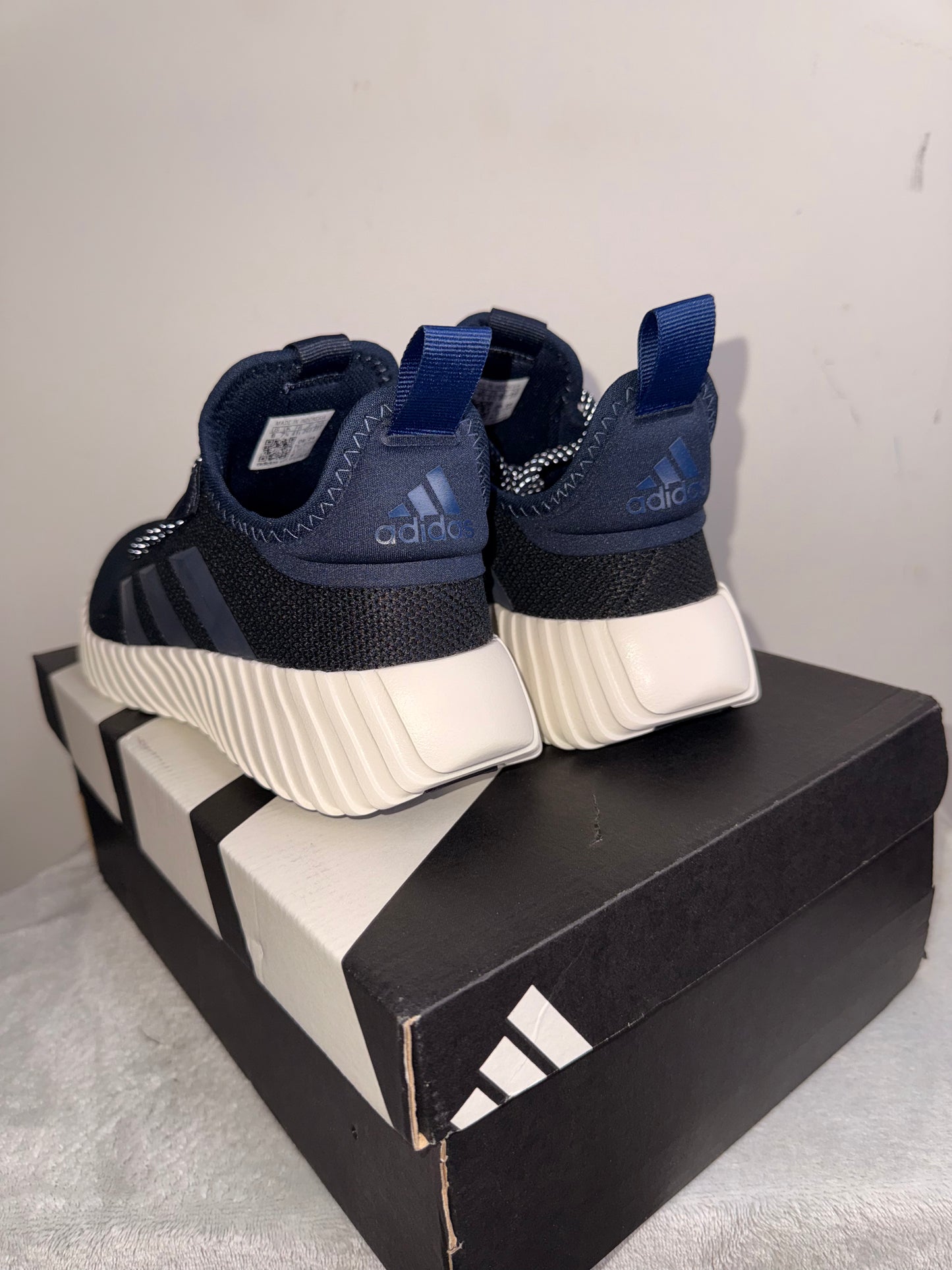 Adidas Kaptir 3.0 Running Shoes Navy/White – Men’s 8 / Women’s 9 – NEW in Box